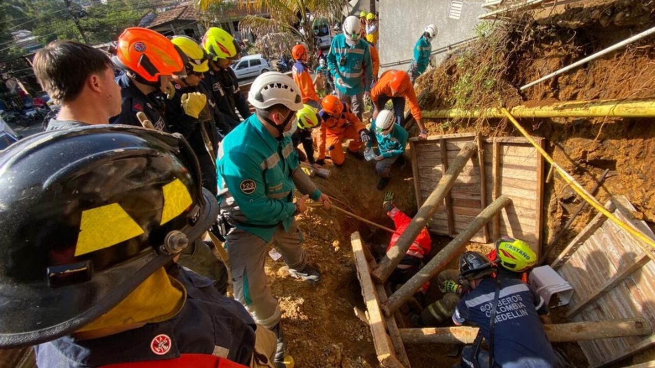 Labores para rescatar a dos personas sepultadas por un deslizamiento de tierra en Medellín.