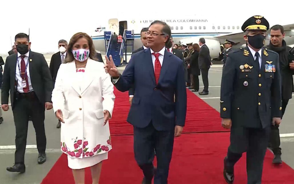 Dina Boluarte junto al presidente Gustavo Petro.