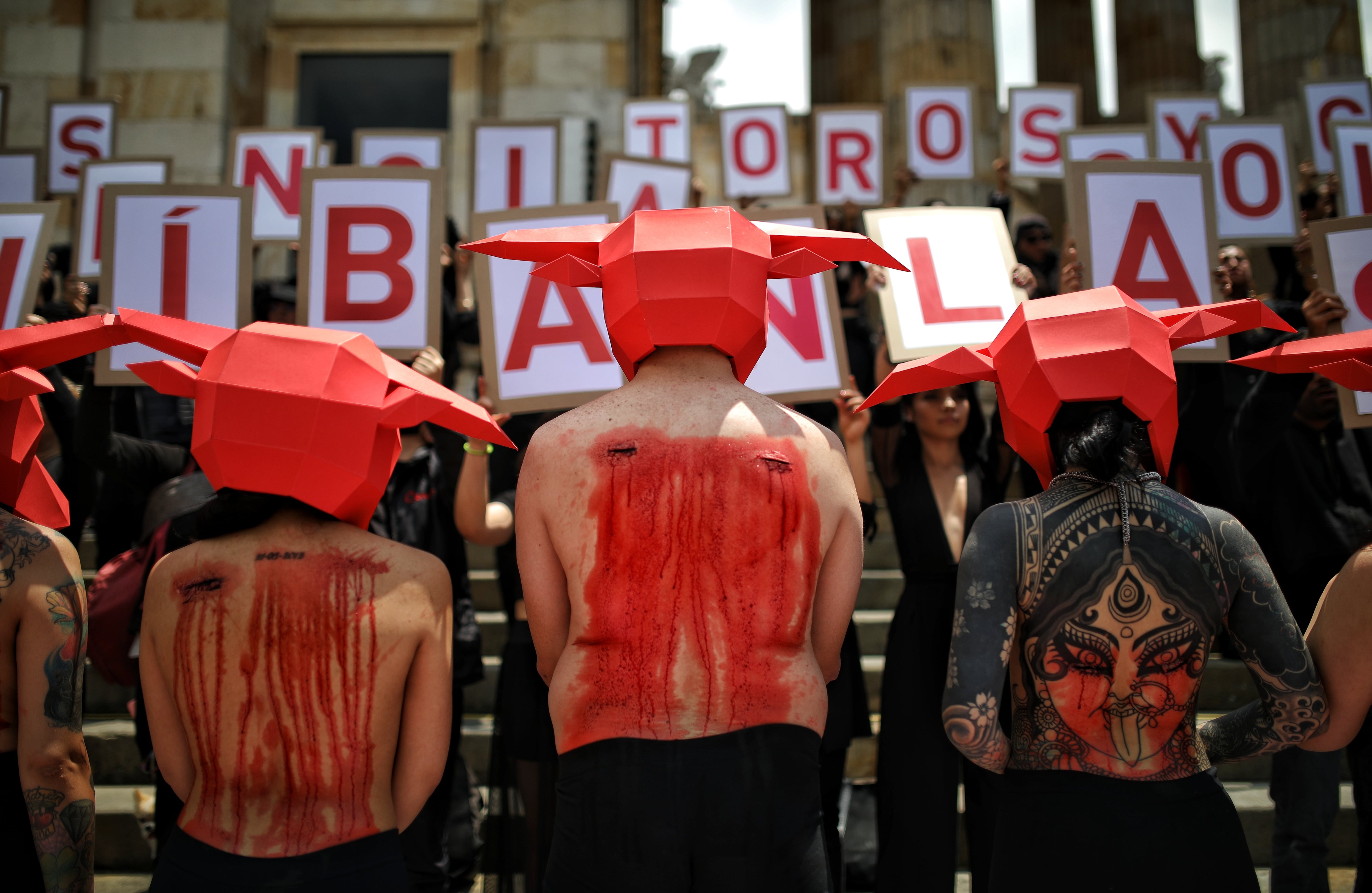 Protesta antitaurina en la plaza de Bolívar frente al Congreso de la República