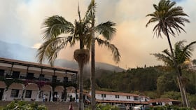 El Hotel Duruelo quedó en alerta por la cercanía del incendio forestal que avanza en Villa de Leyva y genera una densa columna de humo.