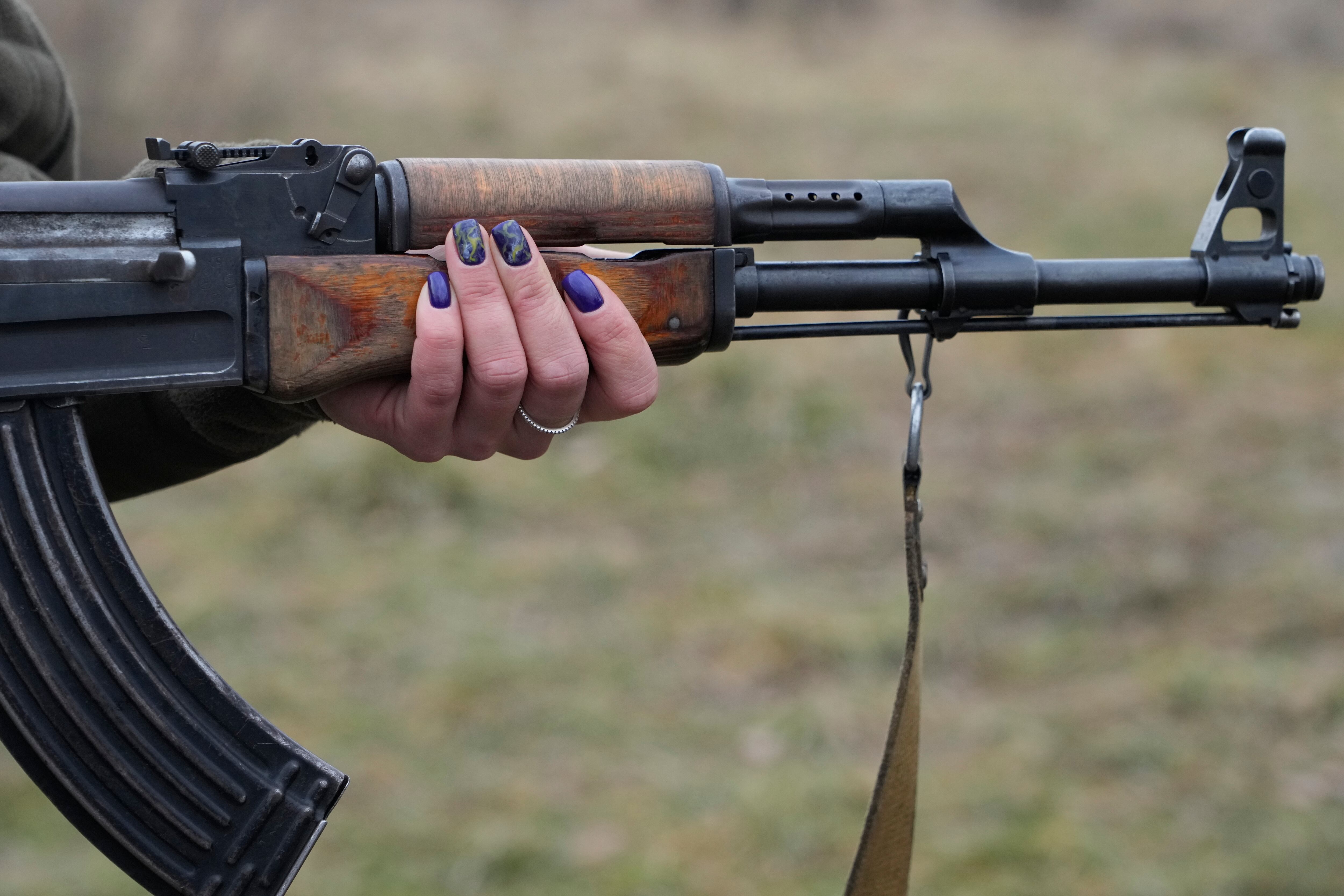Mujer preparándose para combatir a militares rusos.