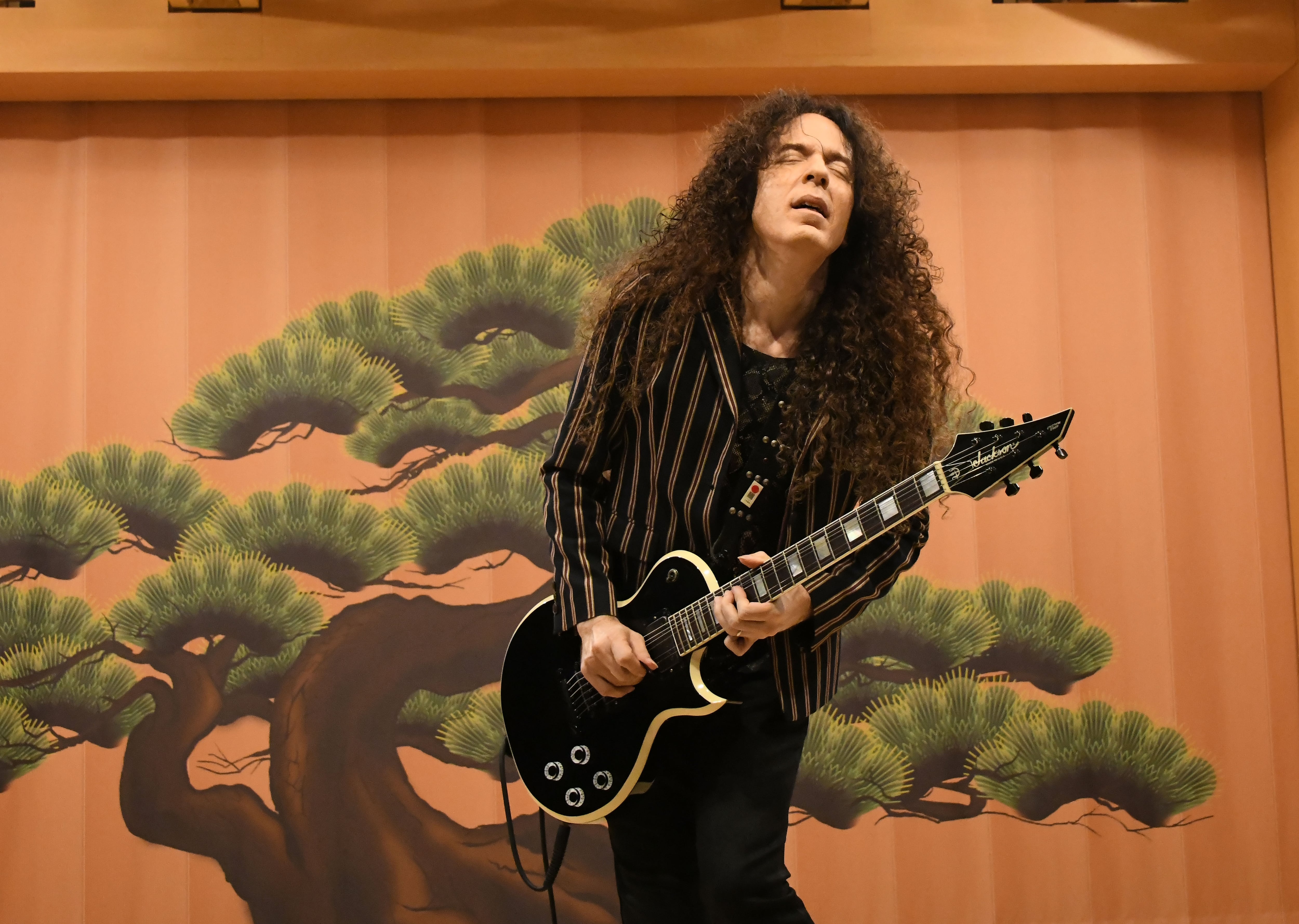 Marty Friedman le toca donde sea. Aquí, en el aeropuerto Haneda, de Tokio, donde reside. Foto: Jun Sato/WireImage