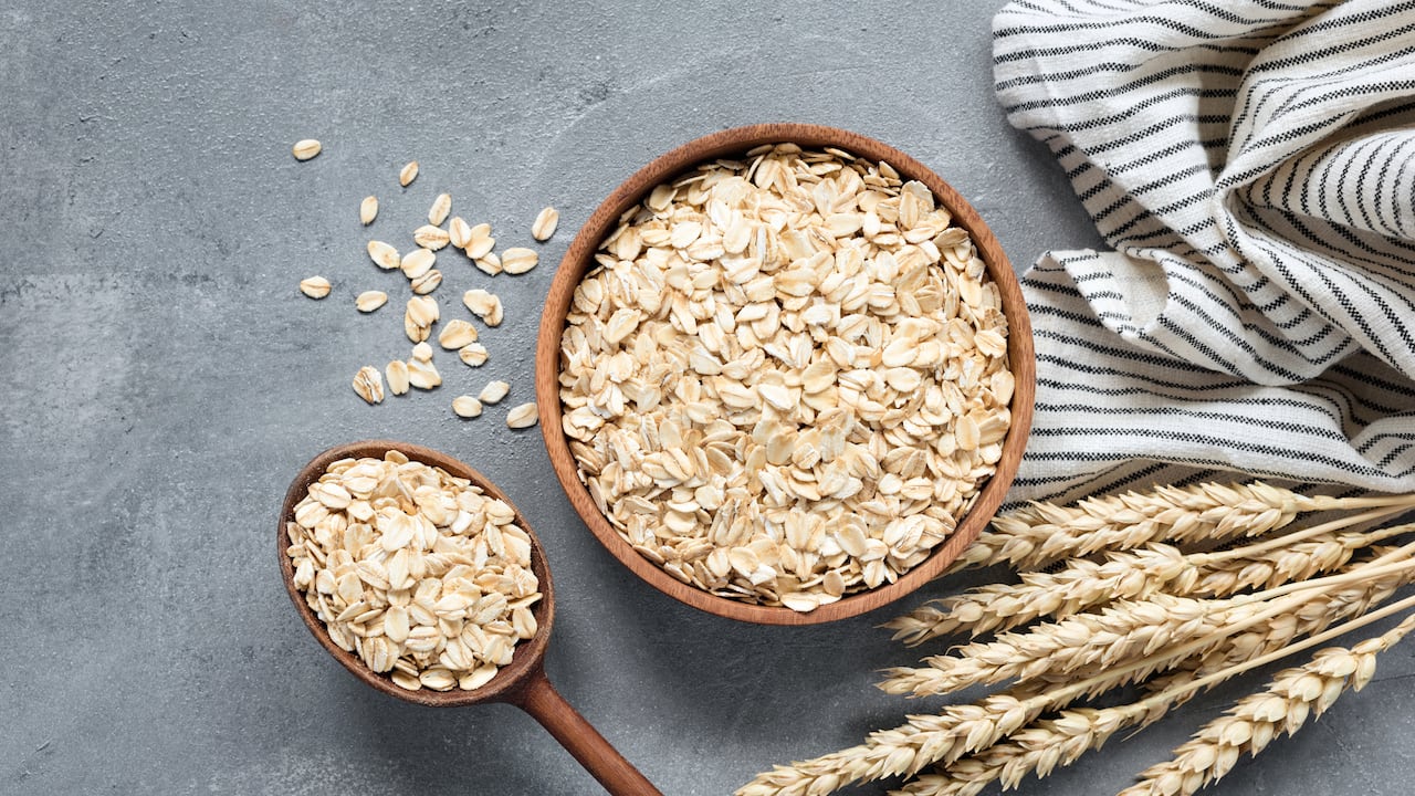 La avena contiene fibra soluble, la cual es rica en lipoproteína y permite reducir la densidad del LDL (colesterol malo).