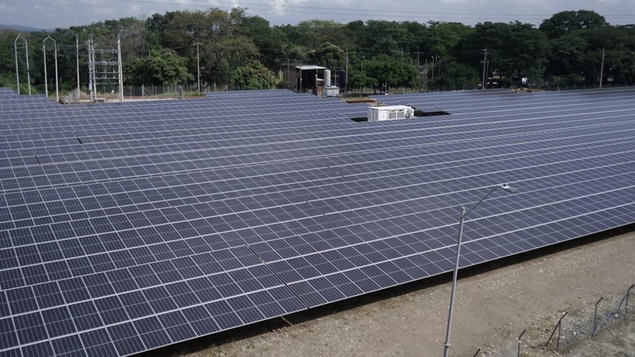 Este proyecto cuenta con 4 hectáreas y 9.600 paneles solares.