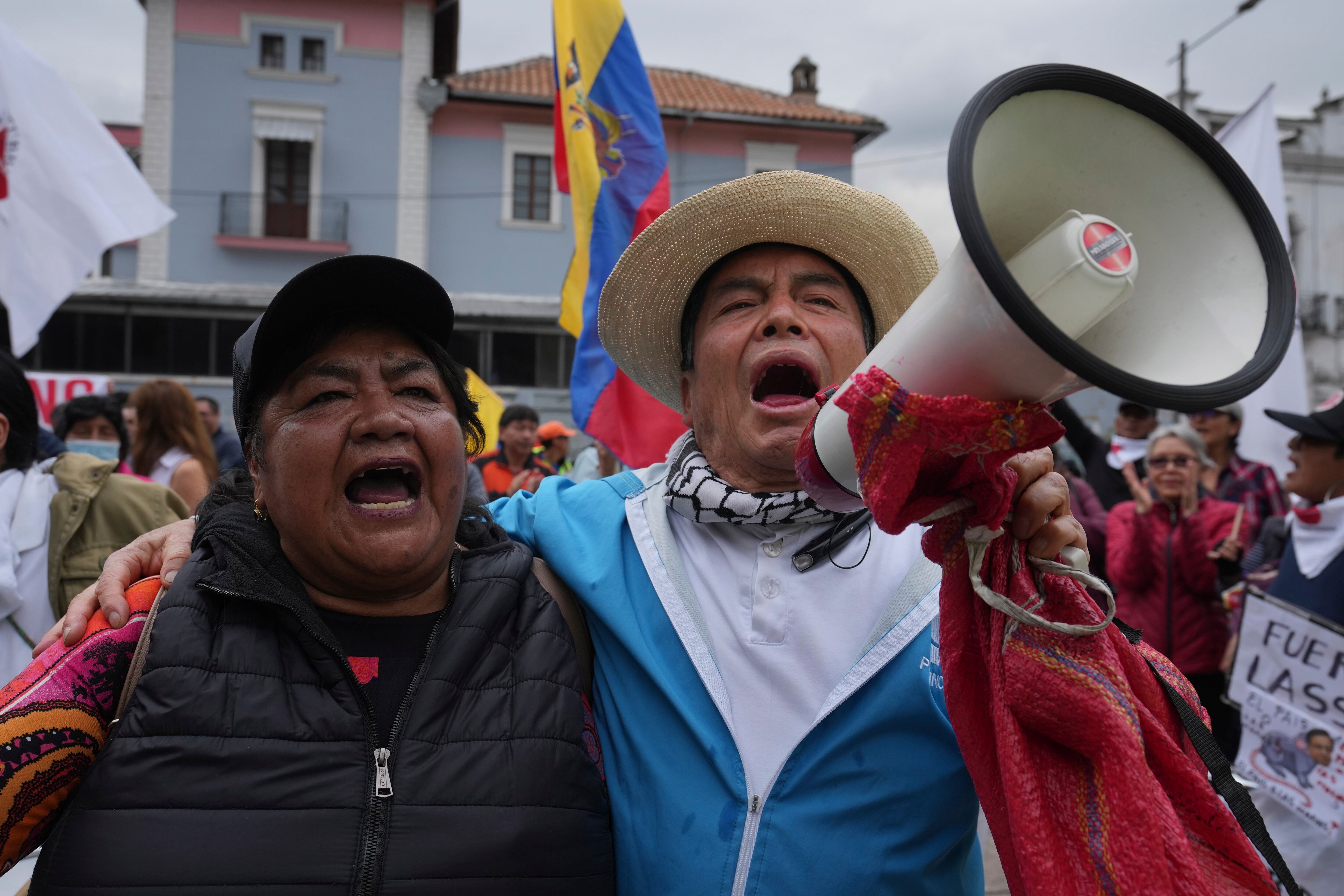 La gente grita a favor del juicio político al presidente Guillermo Lasso, acusado de presunta malversación de fondos públicos, frente a la Asamblea Nacional donde los legisladores debaten continuar con el proceso en Quito, Ecuador, el martes 9 de mayo de 2023. (AP Foto/Dolores Ochoa)