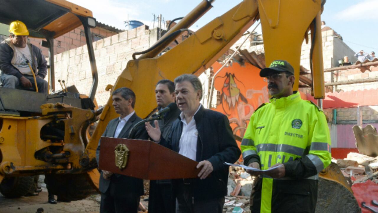 Juan Manuel Santos (c), acompañado del ministro de Defensa, Juan Carlos Pinzón (primero izq.); el alcalde (e) de Bogotá y ministro de Trabajo, Rafael Pardo (segundo izq.); y el director general de la Policía, general Rodolfo Palomino (der.), mientras se derribaba una ‘olla’ de drogas en el sector capitalino de Suba.