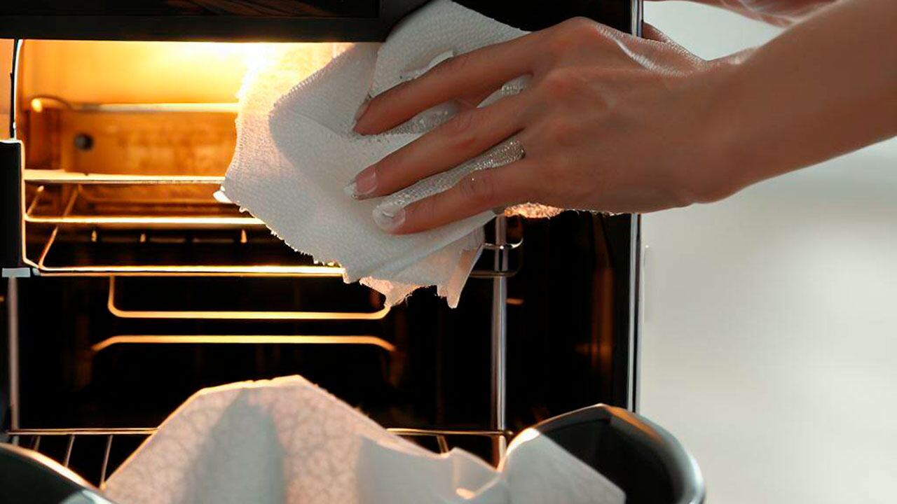 Usar servilletas para retirar la humedad es clave en la limpieza de una freidora de aire.