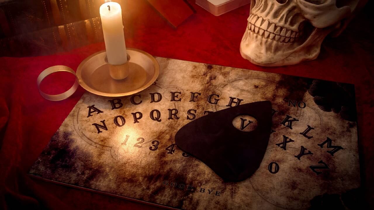 Las jóvenes supuestamente jugaron con una tabla ouija.