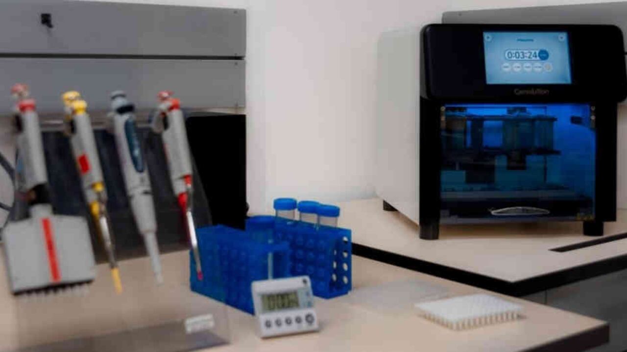 Con la llegada del equipo la universidad estima que en el laboratorio se lograrían procesar cerca de 500 muestras diarias.