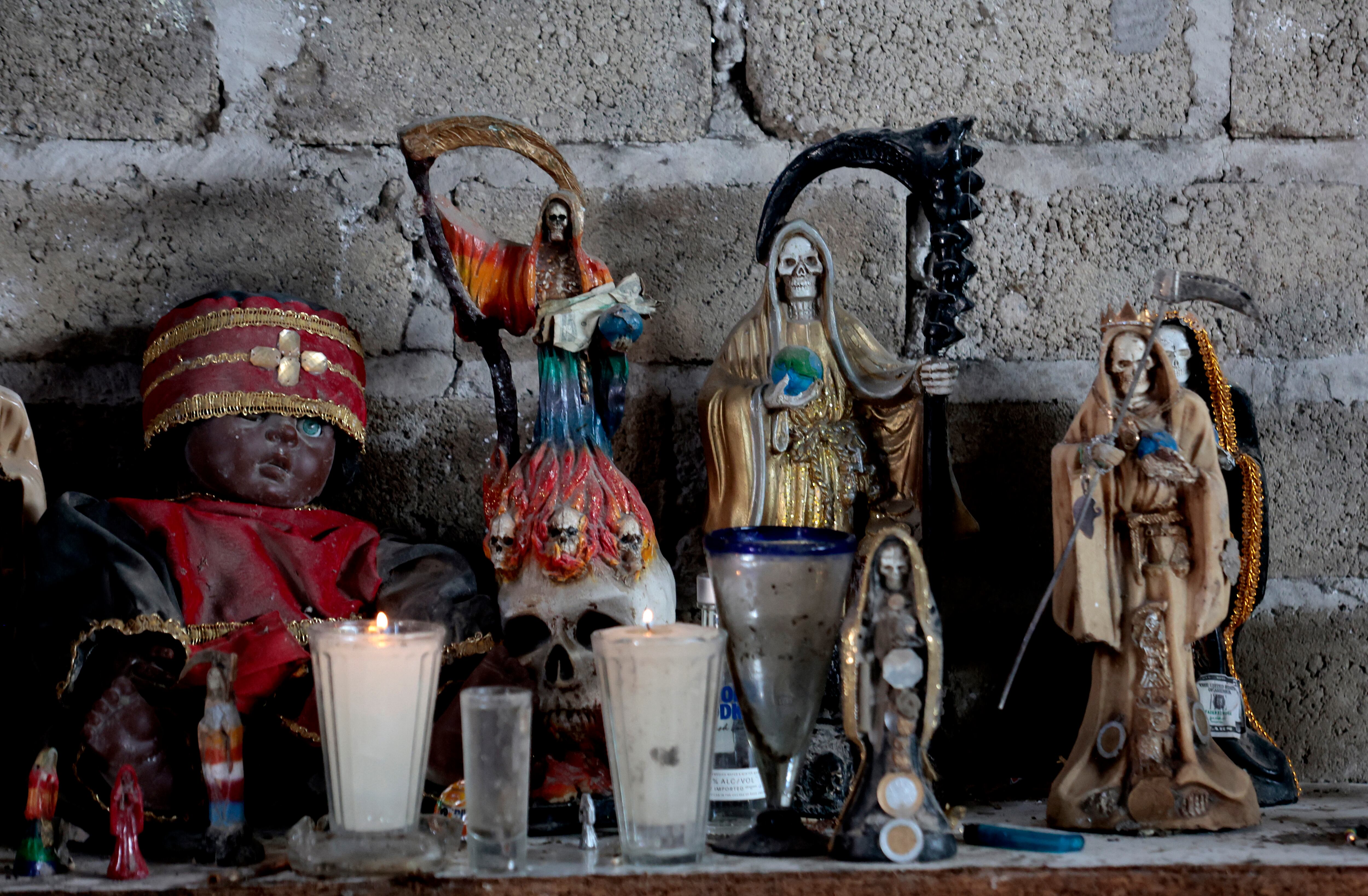 Imágenes de la Santa Muerte en el Rancho Izaguirre, en la comunidad de La Estanzuela, donde el colectivo "Guerreros Buscadores" localizó tres crematorios humanos mientras buscaba a sus familiares en Teuchitlán, Jalisco, México, el 5 de marzo de 2025.