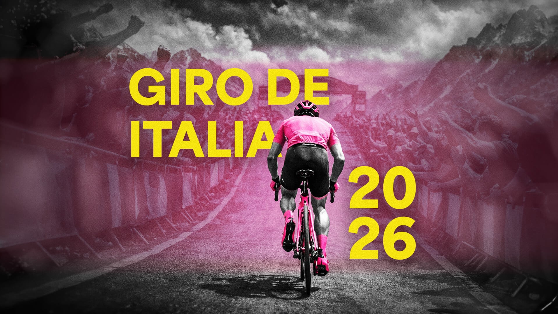 Ciclista vestido de rosa subiendo hacia la meta en una etapa de montaña del Giro de Italia 2026 con público celebrando.