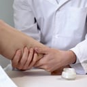 Las mujeres son más propensas a tener venas várices.