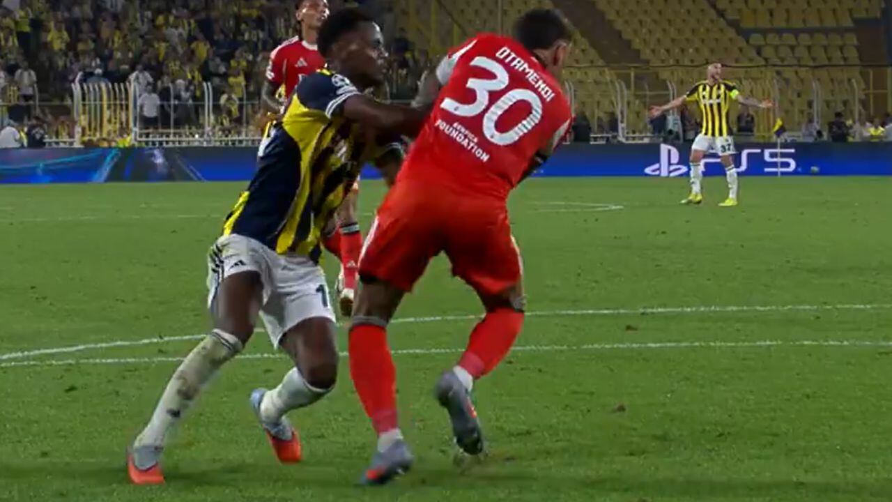 Cruce entre Durán y Otamendi.