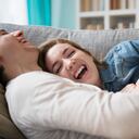 Pareja, reír, juntos, en, sofá