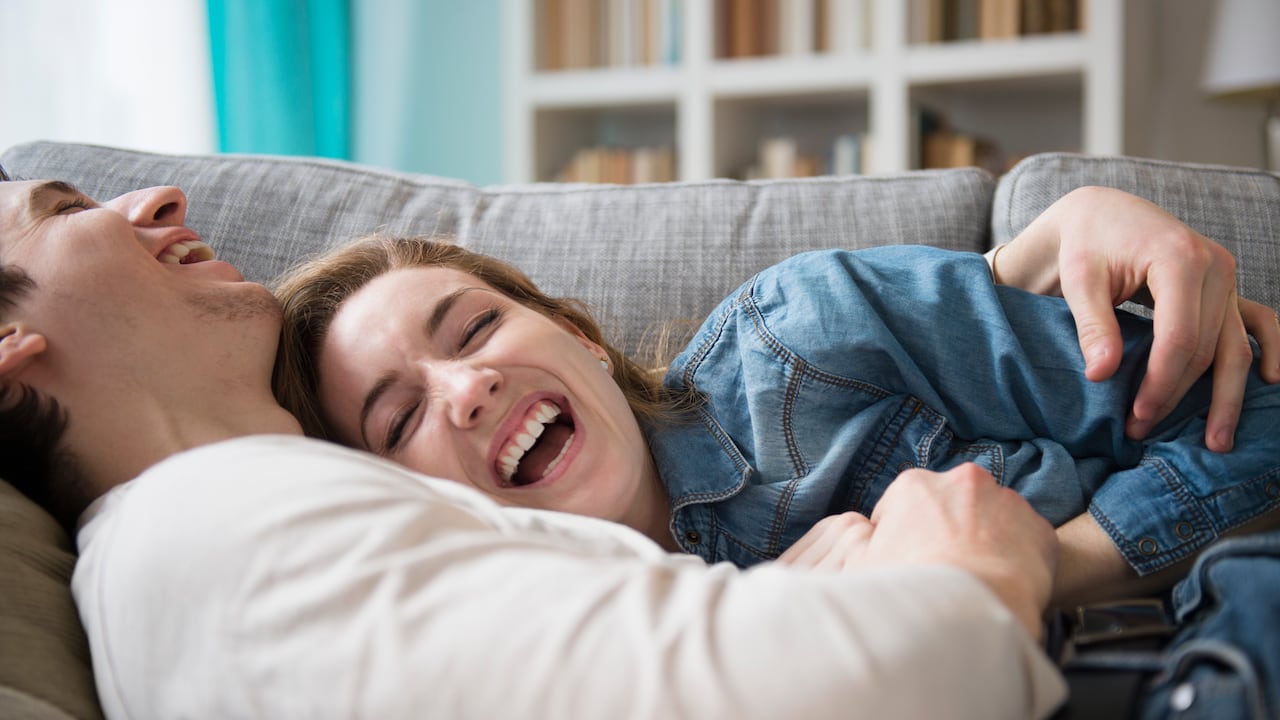 La serotonina es una hormona y un neurotransmisor que contribuye a la regulación de numerosos procesos corporales.