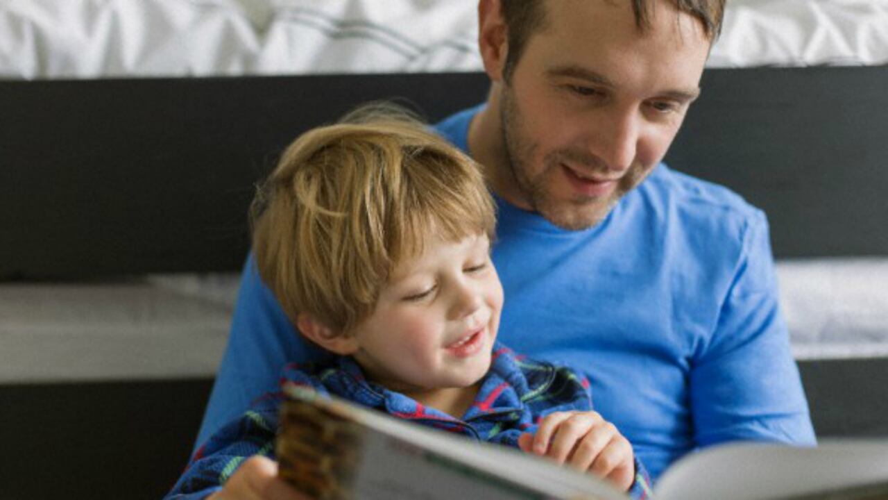 Entre otros beneficios, la actividad de leer un cuento a un menor, permite reforzar los vínculos entre el niño y el narrador.