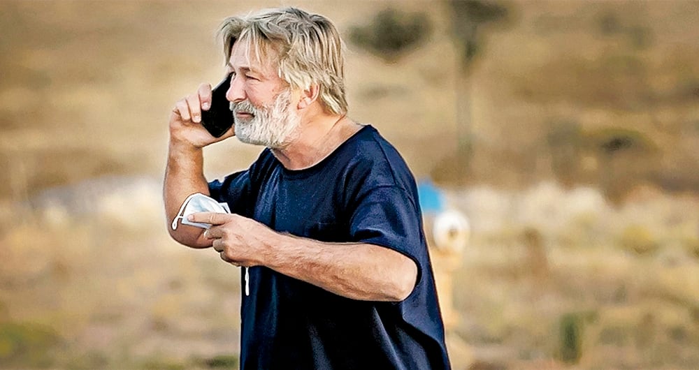 El alguacil Adam Mendoza dijo que aún se podrían presentar cargos por homicidio a algún miembro del equipo de grabación en el set, incluido al propio Baldwin, quien es productor en esta cinta. 