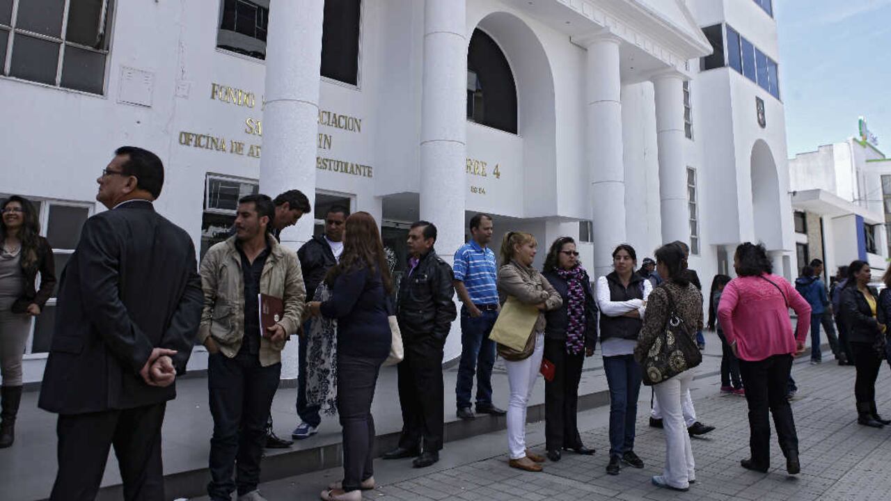 Trabajadores de la San Martín frente a la institución el pasado martes 13 de enero. Foto: Daniel Reina/SEMANA