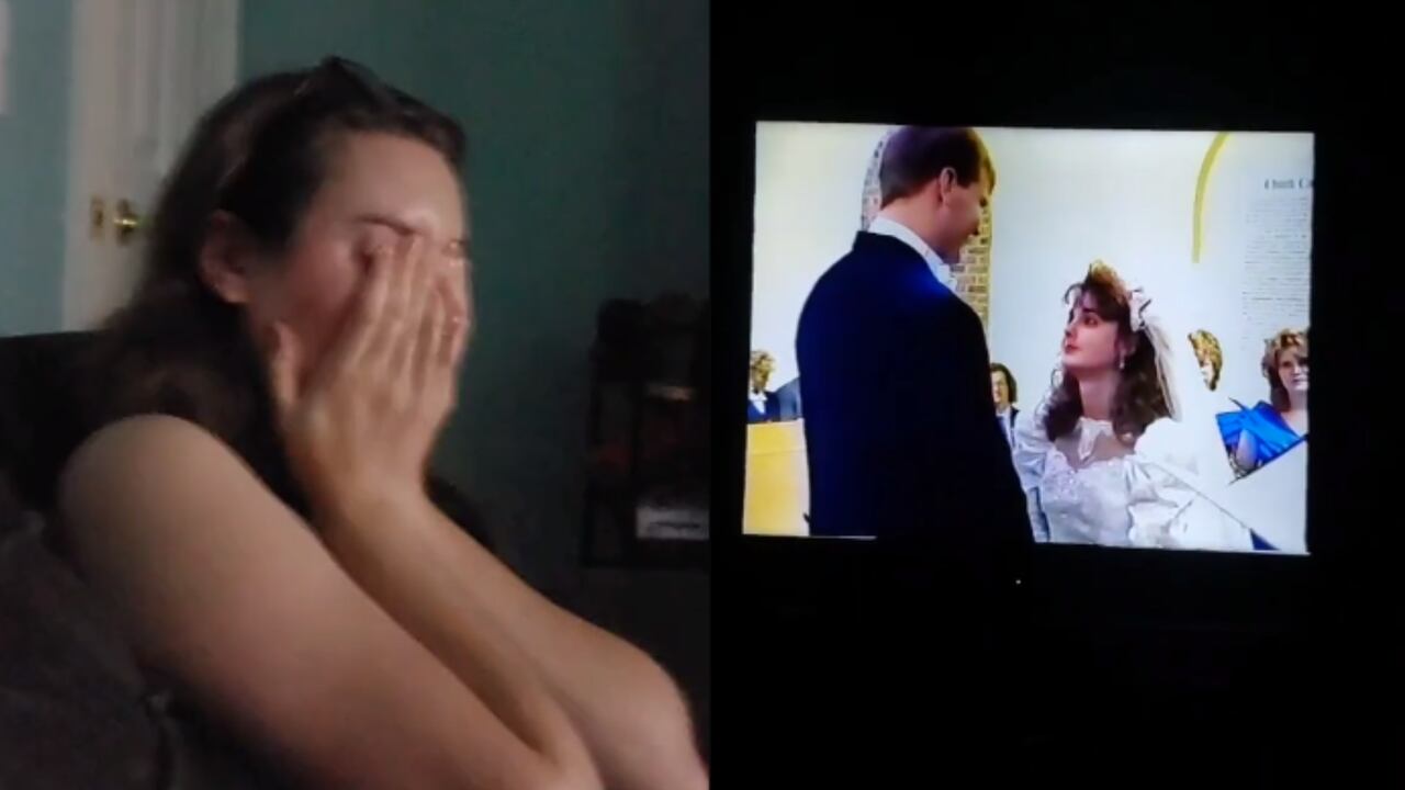 La joven no pudo contener las lágrimas al ver la felicidad que proyectaban sus padres cuando se casaron.