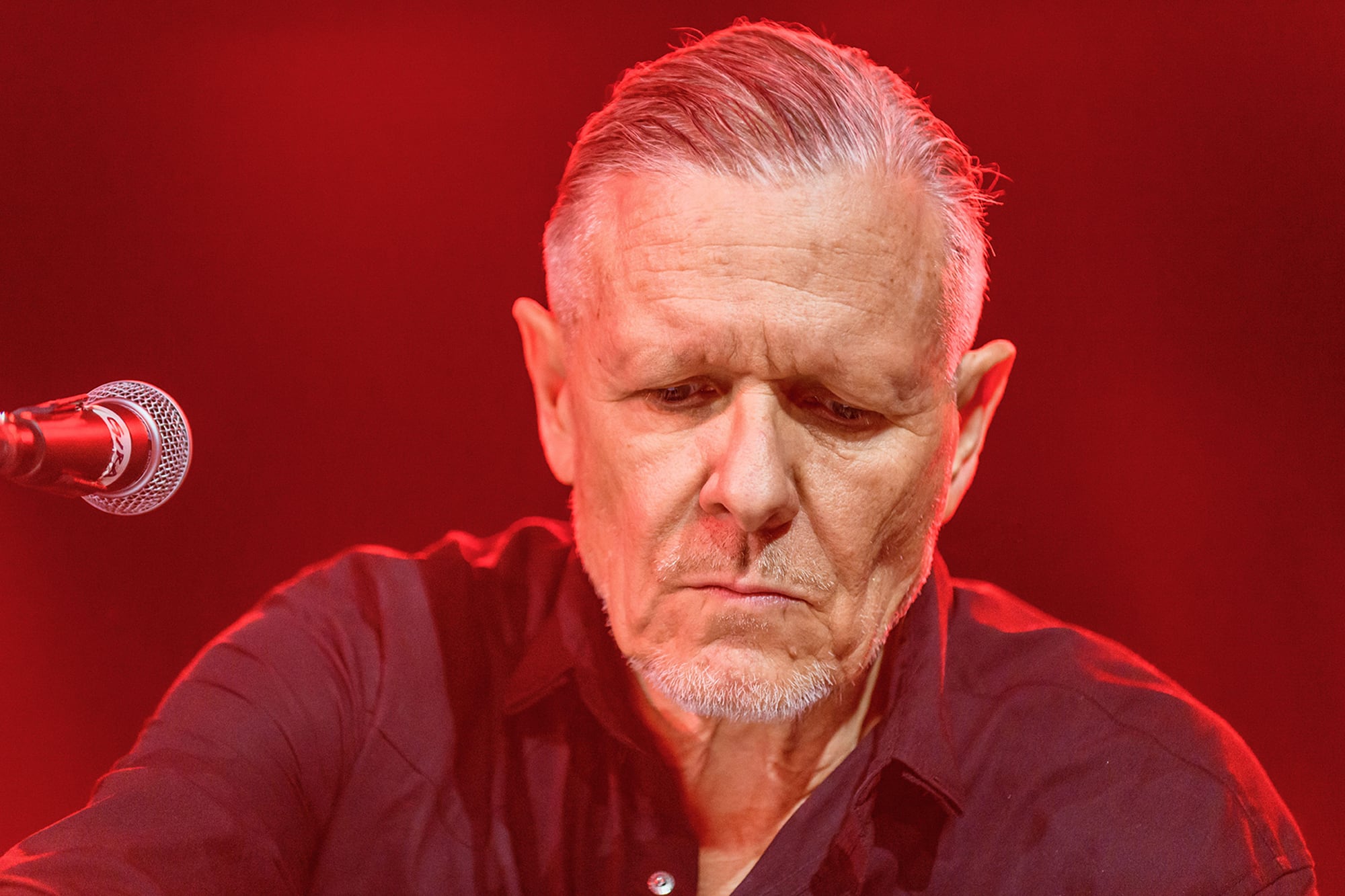 Michael Gira, fuerza creadora de Swans,  en un concierto en 2023. En esa serie de presentaciones pulieron la música de 'Birthing'. Credit: Gints Ivuskans/Alamy Live News