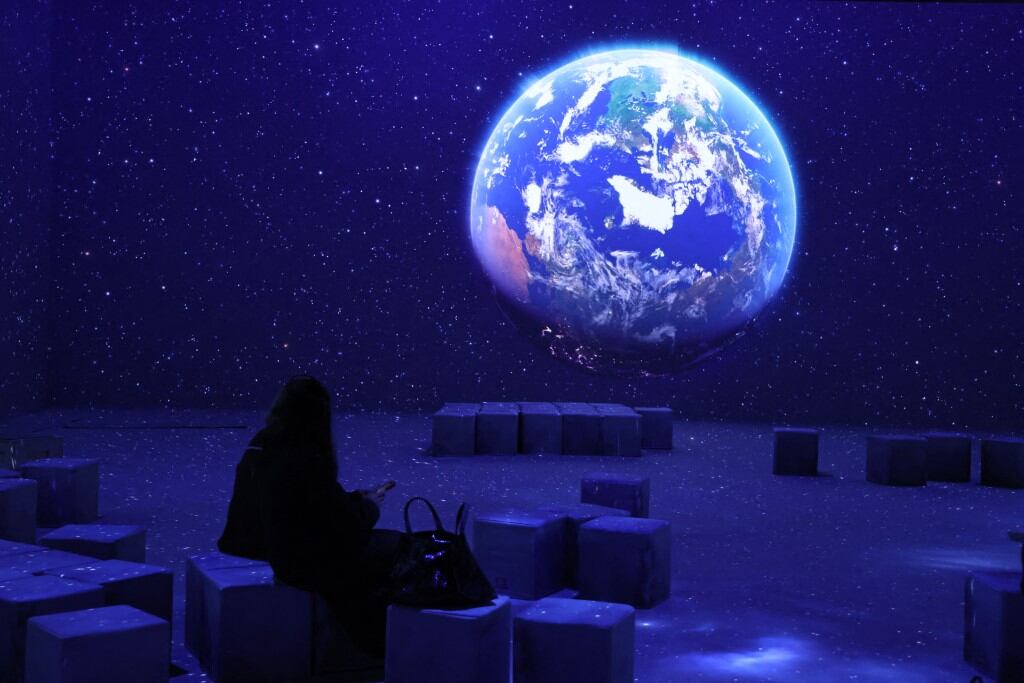 Un video muestra el Planeta Tierra y un visitante observa una presentación inmersiva de la Antártida y las expediciones científicas del Instituto Alfred Wegener en la exposición "Experiencia Polar" en la Arena el 16 de diciembre de 2025 en Berlín, Alemania