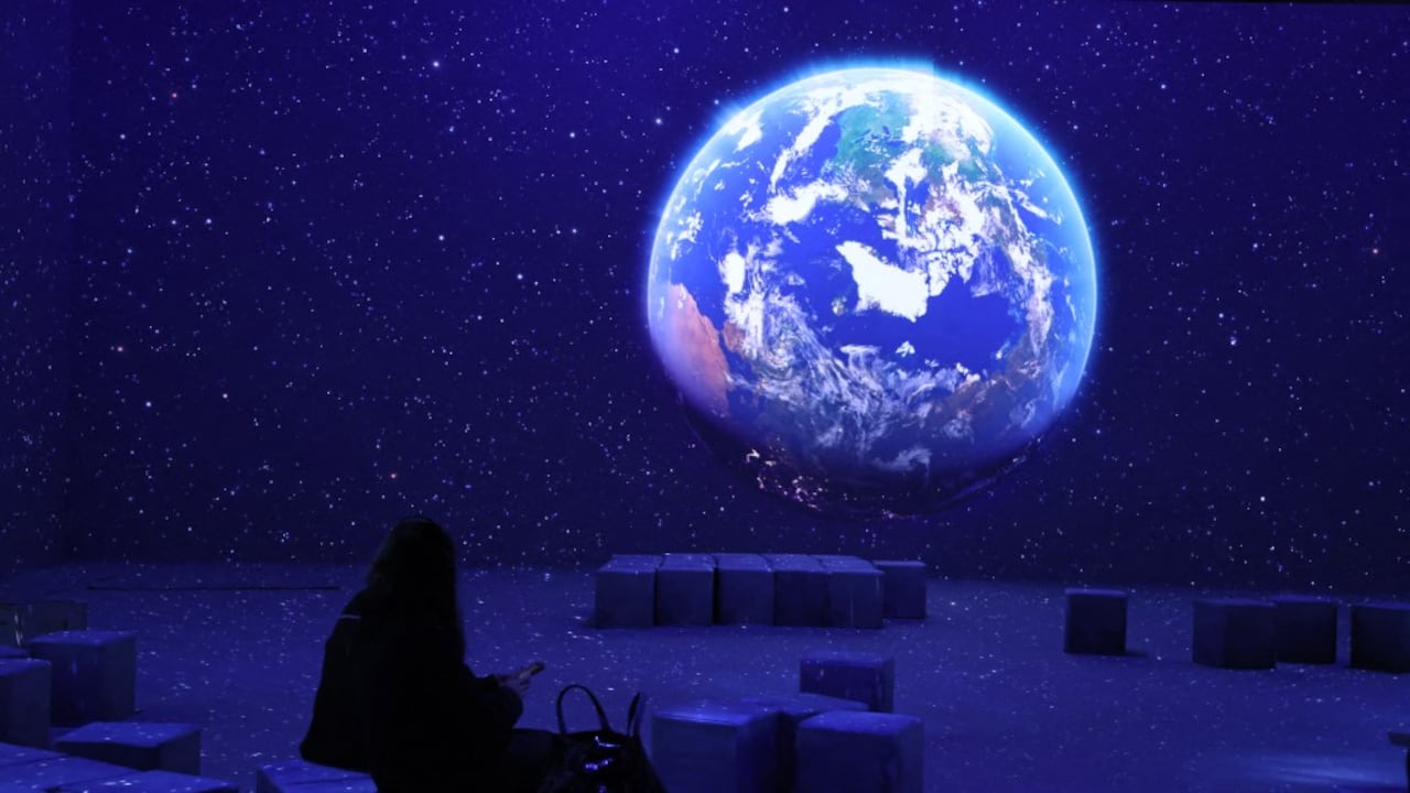 Un video muestra el Planeta Tierra y un visitante observa una presentación inmersiva de la Antártida y las expediciones científicas del Instituto Alfred Wegener en la exposición "Experiencia Polar" en la Arena el 16 de diciembre de 2025 en Berlín, Alemania