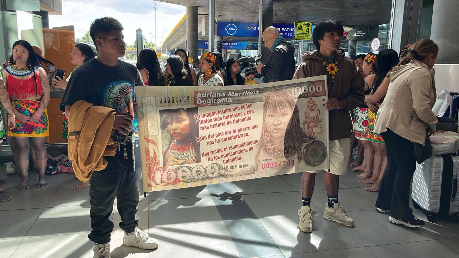El recibimiento de la comunidad indígena a Adriana Martínez Dogirama en el aeropuerto El Dorado, en Bogotá