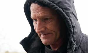 Alun Titford, padre de Kaylea Titford, mujer que murió por obesidad mórbida y ante la falta de ayuda de sus papás para moverse.