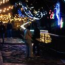 La gente disfruta de las luces navideñas de la emblemática iglesia de Monserrate en Bogotá, Colombia, el 3 de diciembre de 2022.