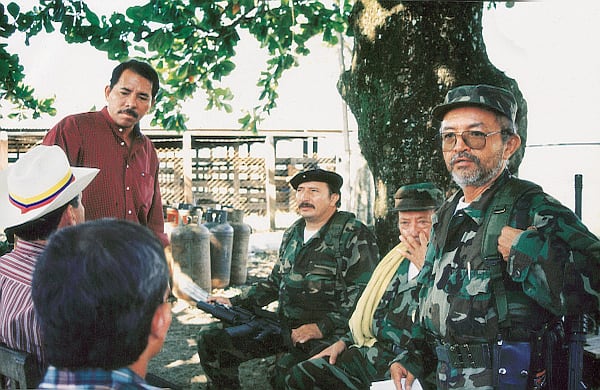 Durante los diálogos del Caguán, políticos y personalidades incluso internacionales visitaron a los jefes guerrilleros. El actual presidente de Nicaragua, Daniel Ortega (de pie y al lado izquierdo de la foto), se reunió con ellos. Los tres guerrilleros que aparecen en la imagen (el 'Mono Jojoy', 'Tirofijo' y 'Raúl Reyes') están muertos. 