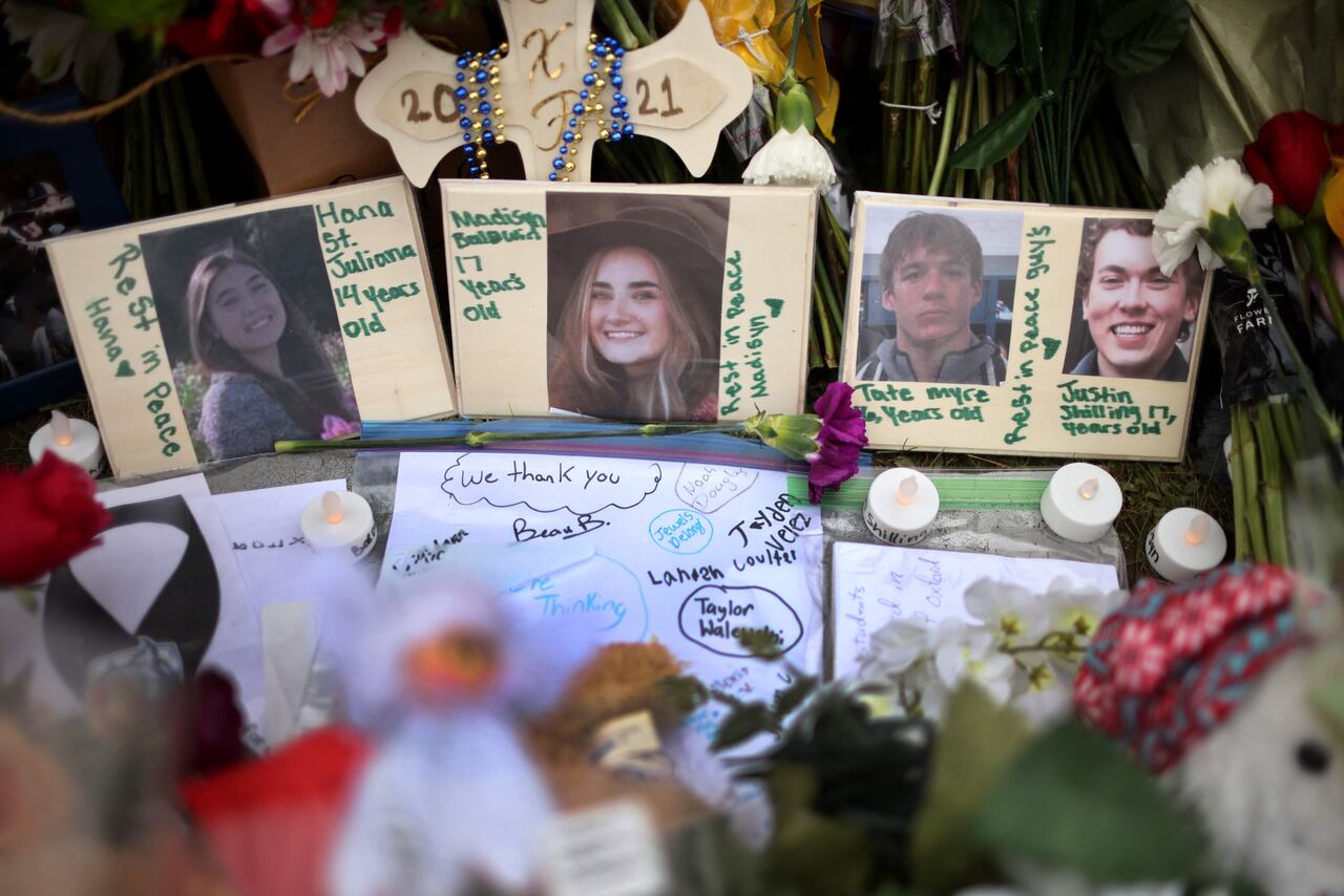 Un monumento fuera de Oxford High School continúa creciendo el 3 de diciembre de 2021 en Oxford, Michigan. Cuatro estudiantes murieron y otros siete resultaron heridos el 30 de noviembre, cuando el estudiante Ethan Crumbley supuestamente abrió fuego con una pistola en la escuela. Crumbley ha sido acusado en el tiroteo. Se espera que uno de sus padres o ambos sean acusados hoy. Scott Olson / Getty Images / AFP (Foto de SCOTT OLSON / GETTY IMAGES NORTH AMERICA / Getty Images a través de AFP