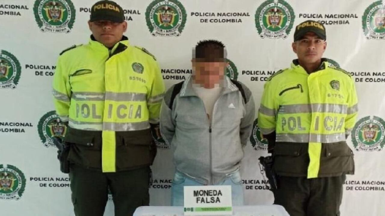 Según la Policía, el sujeto llevaba 222 billetes de 100 dólares, de los cuales 202 eran falsos.