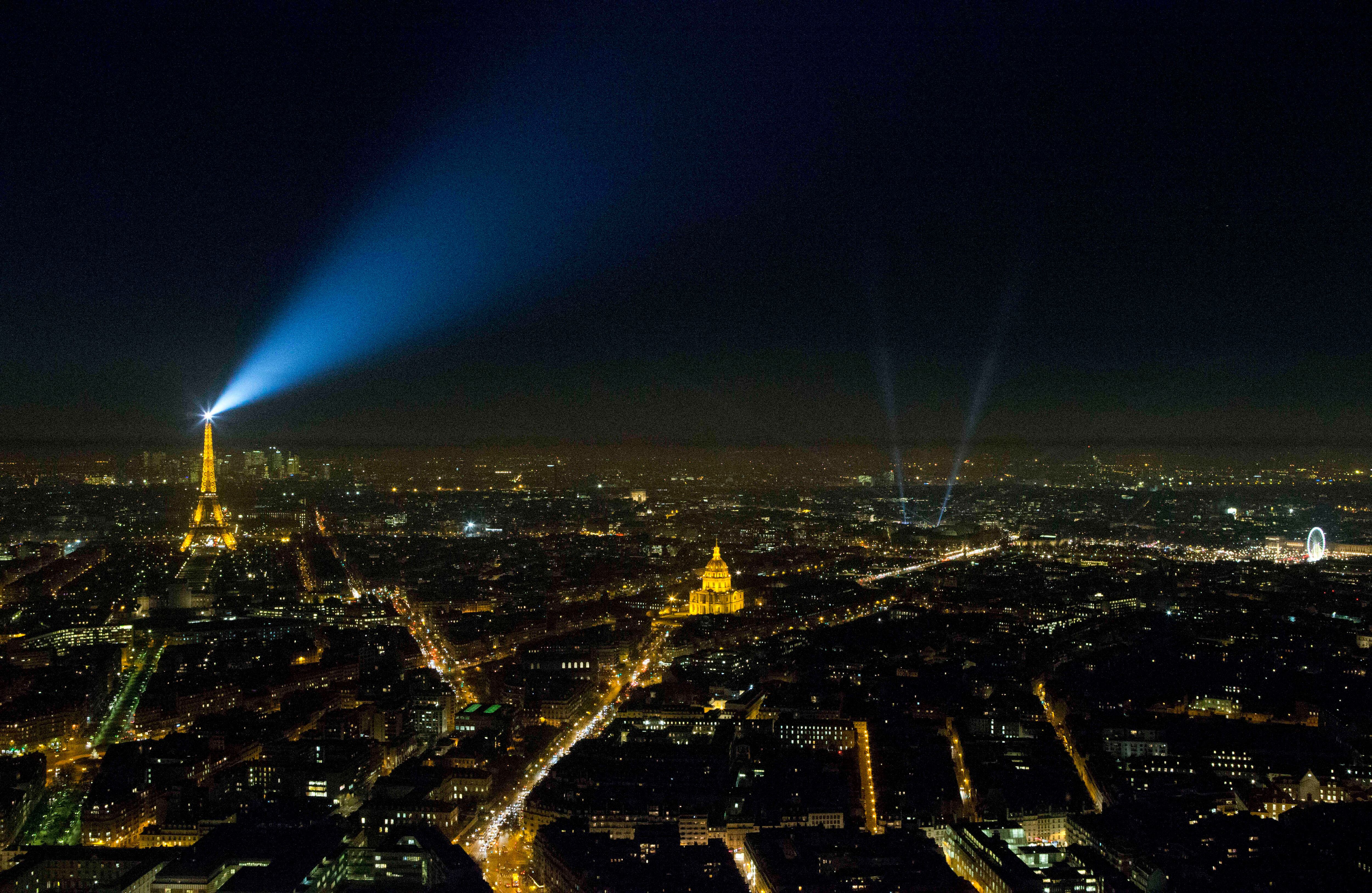 Panorámica de París desde donde se puede ver la iluminación navideña de la Torre Eiffel, los Campos Elíseos y el Palacio de los Inválidos. Foto: AP