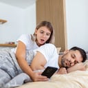 Para recopilar información de otros, algunas parejas recurren a revisar el celular de su cónyuge mientras duerme. Getty Images.