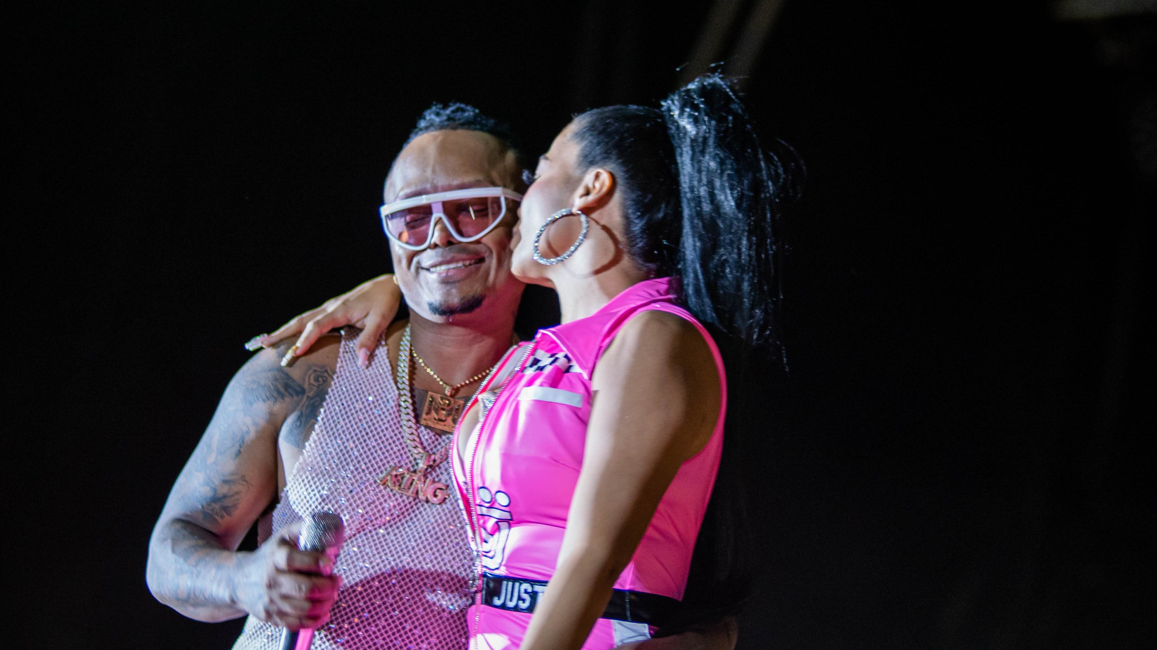 Mr Black y Yuranis León, cantantes de champeta en el lanzamiento de las Fiestas de Independencia del 11 de noviembre en Cartagena.