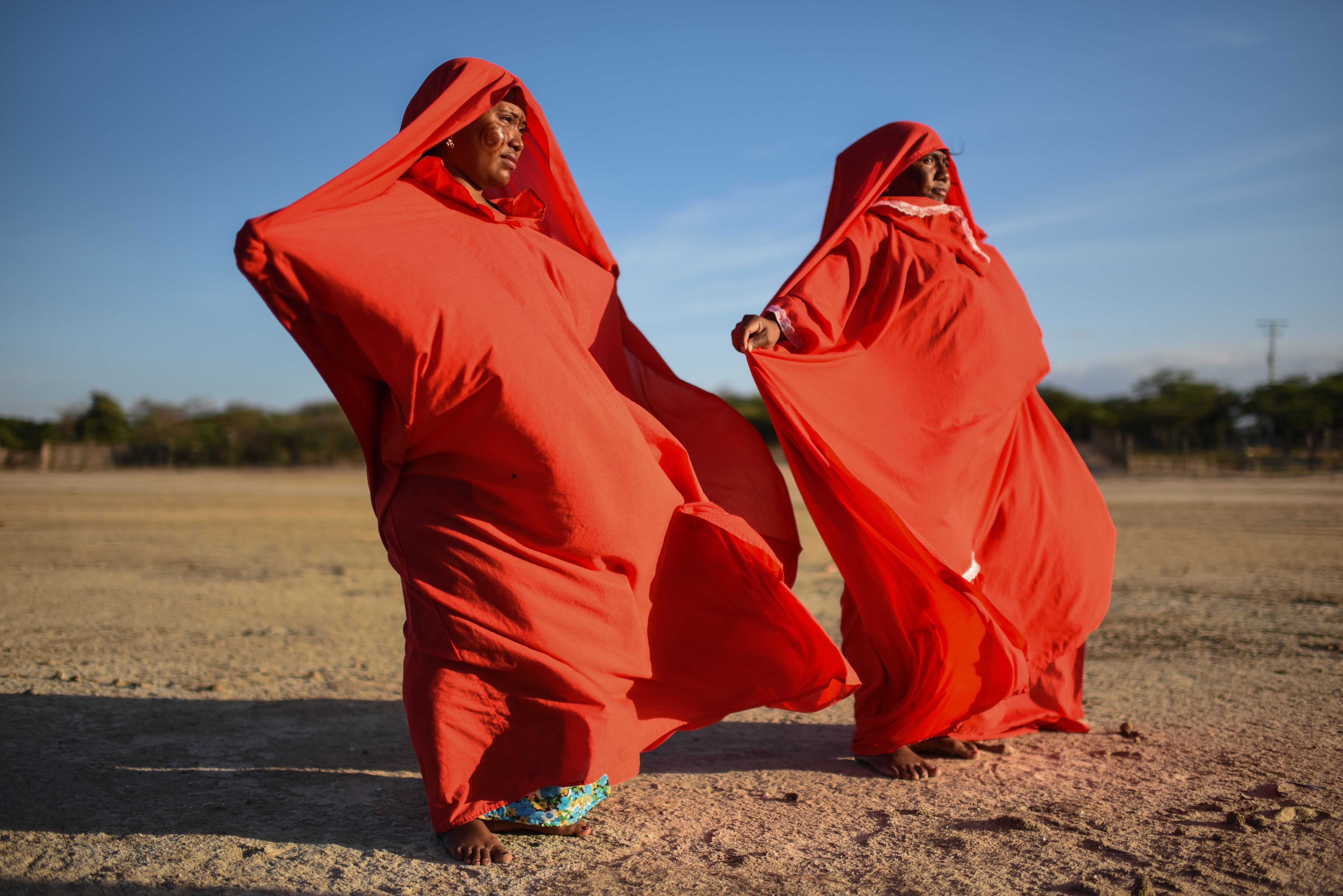 El antropólogo y profesor wayú Weildler Guerra dice que para desatascar la transición energética en La Guajira es necesario empezar por reconocer las características culturales de los pueblos wayú, la manera como se relacionan con elementos de su entorno como los
vientos y la forma en que entienden la pertenencia a un territorio.