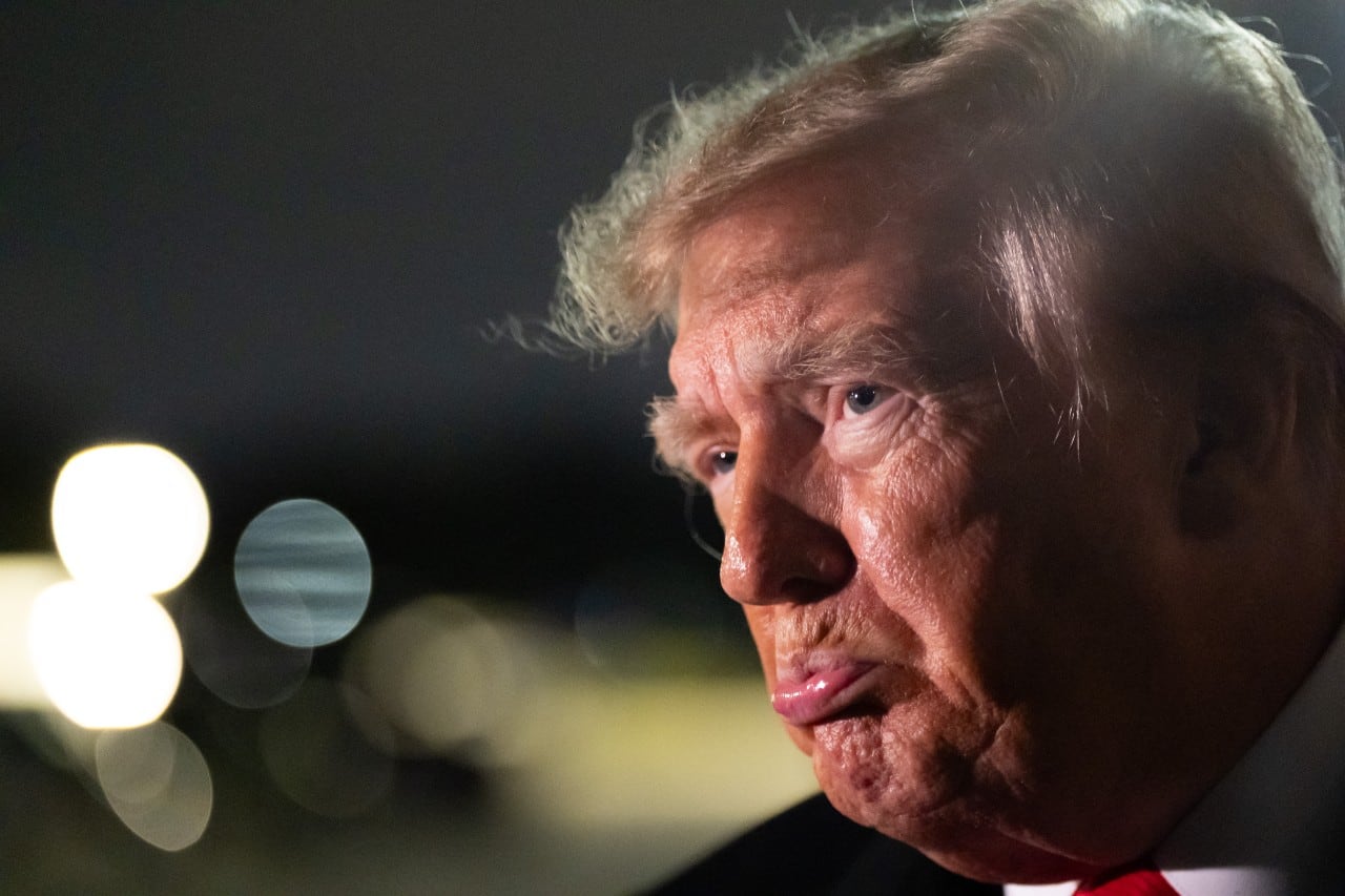 El presidente Donald Trump habla con los periodistas a su llegada en el Air Force One.