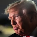 El presidente Donald Trump habla con los periodistas a su llegada en el Air Force One.