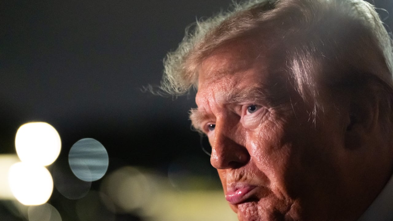 El presidente Donald Trump habla con los periodistas a su llegada en el Air Force One.