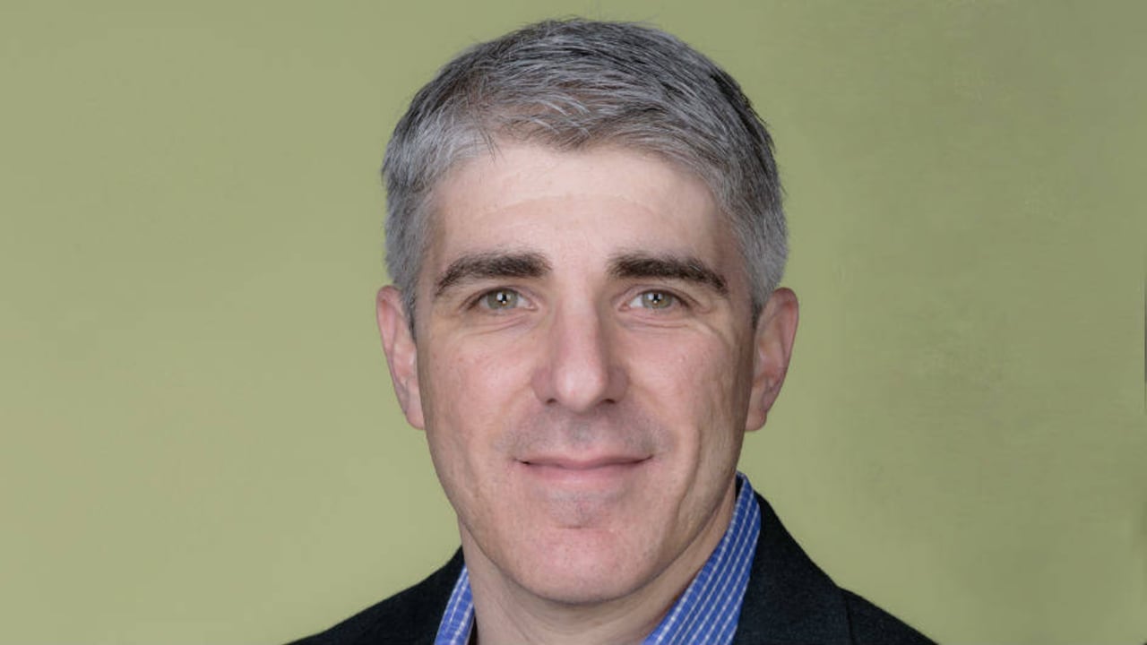 Adam Medros es presidente y jefe de operaciones de EdX, la segunda plataforma de MOOC más grande del mundo.