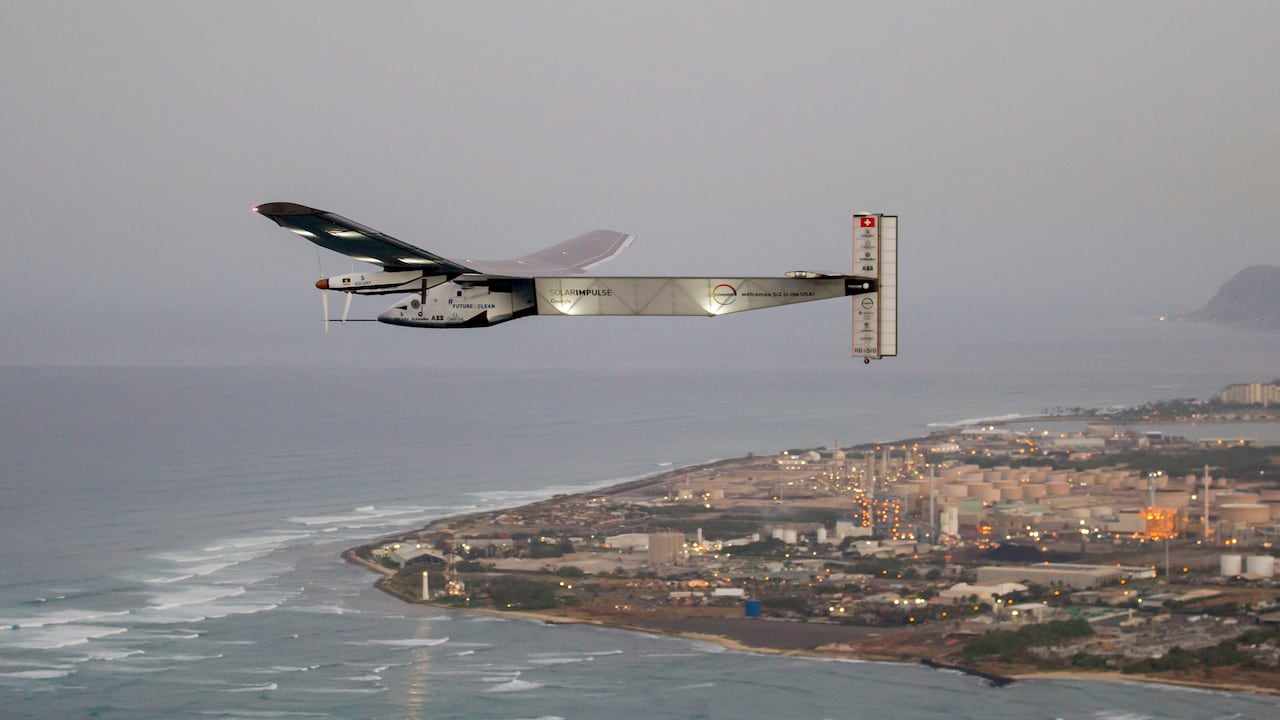 Este es el avión pionero propulsado por energía solar que se estrelló en el mar.