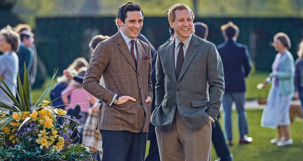 En la serie, el príncipe Felipe de Edimburgo le hace una escena de celos a Carlos por el amor de su tío, lord Mountbatten. Algo bastante improbable en la vida real.