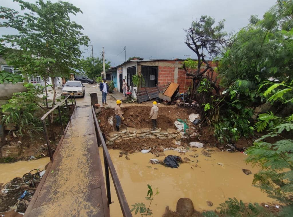 Los habitantes aledaños a canales de aguas lluvias son los más afectados.