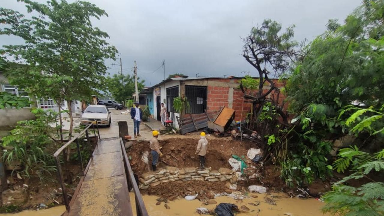 Los habitantes aledaños a canales de aguas lluvias son los más afectados.