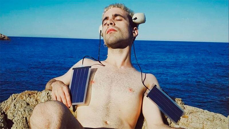 ¿Se cree un pez? Hombre se implantó dos aletas y ahora se dice ser ‘transespecie’