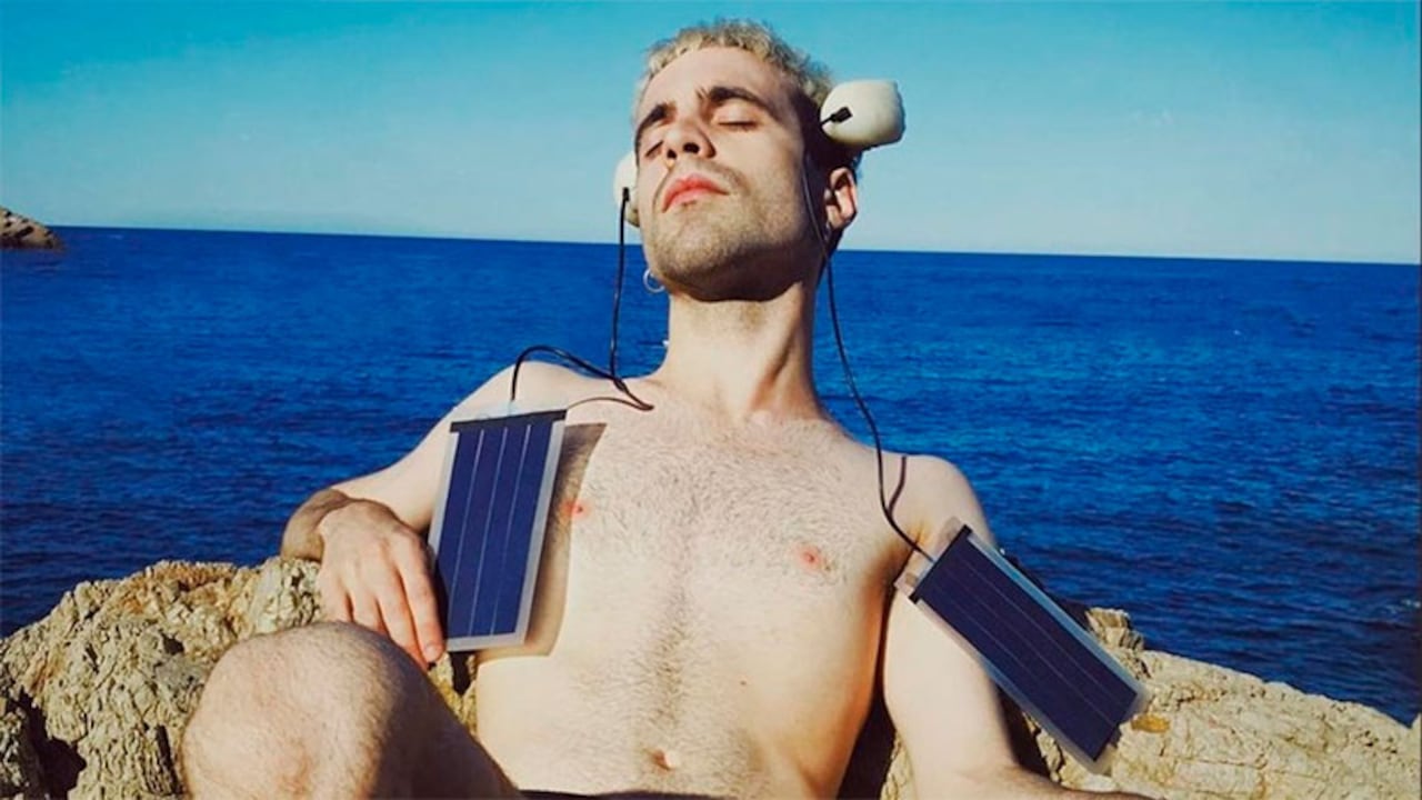 ¿Se cree un pez? Hombre se implantó dos aletas y ahora se dice ser ‘transespecie’