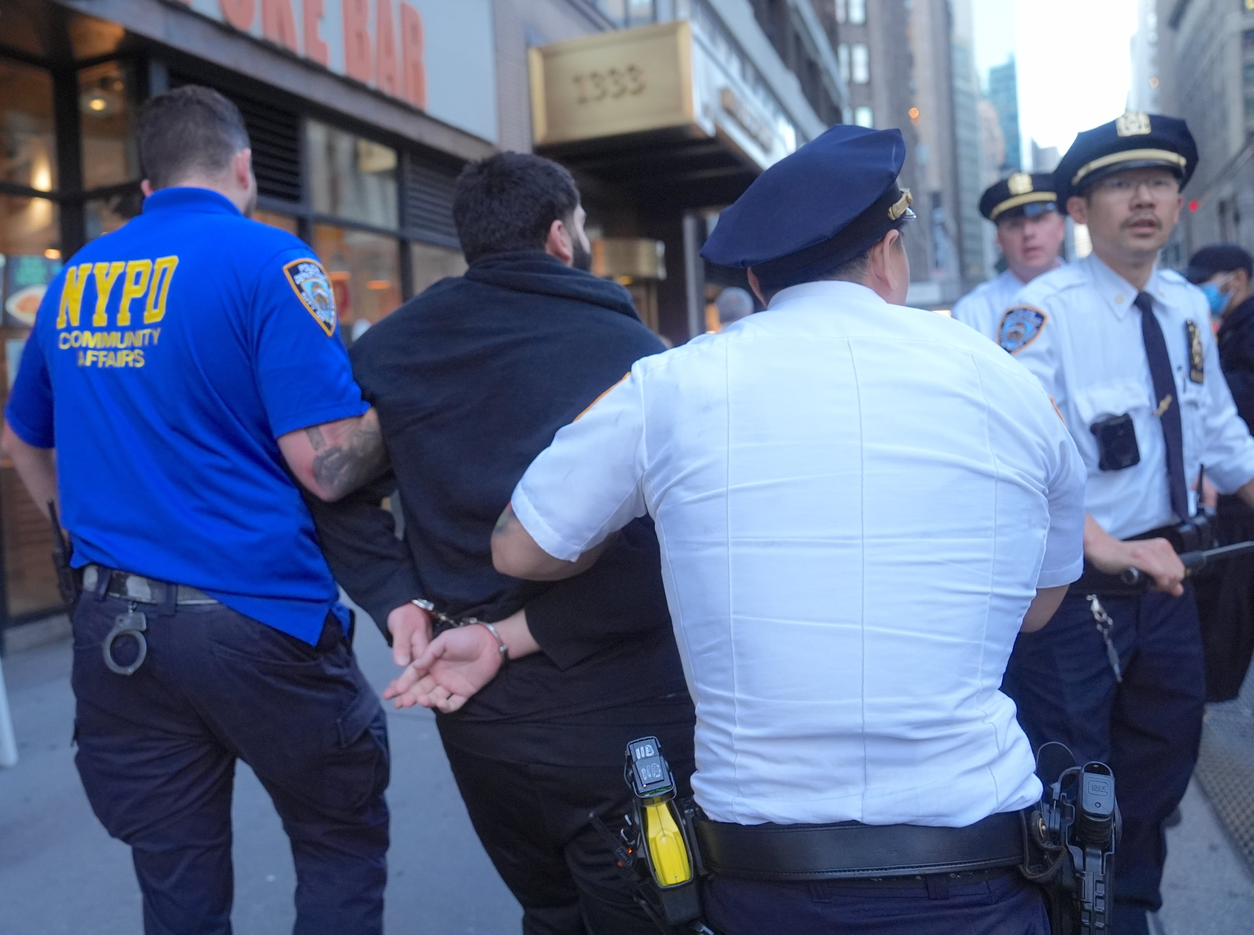 La policía de Nueva York detiene a un hombre en Manhattan. Nueva York es una de las zonas donde más se registra presencia del Tren de Aragua