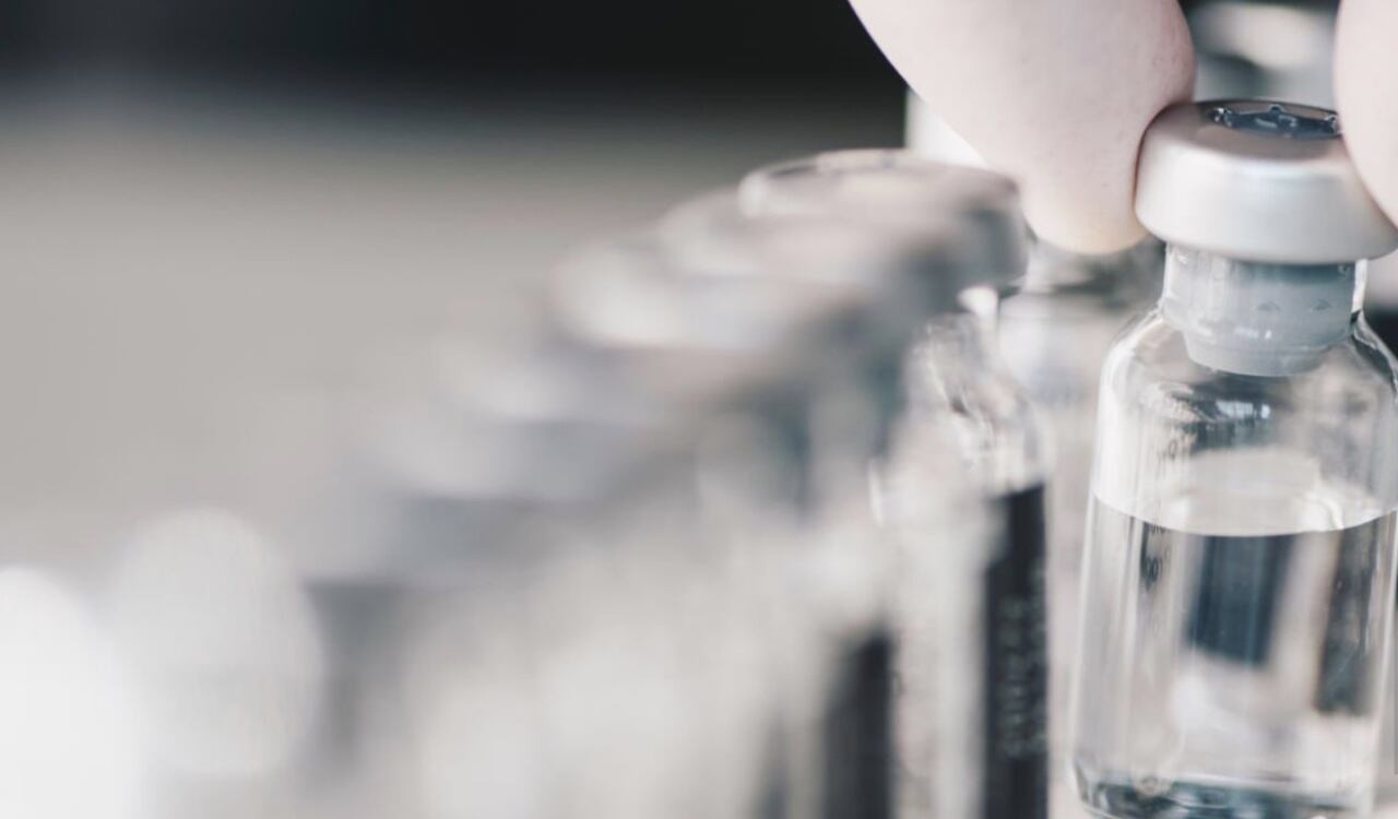 La compañía también informó el miércoles que limitaría automáticamente los costos en ciertas farmacias minoristas a 35 dólares para las personas con seguro comercial que usan insulina Lilly.