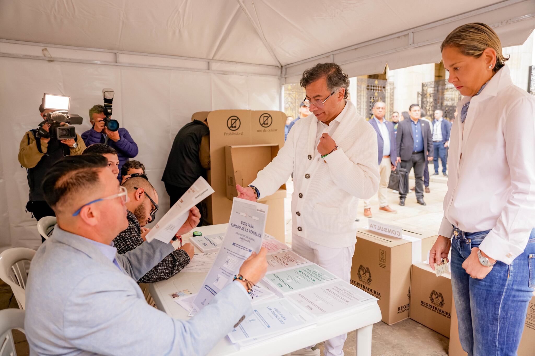 Verónica Alcocer, en Bogotá, durante las elecciones del 8 de marzo de 2026. Aquí, acompañando al presidente, Gustavo Petro, a abrir la jornada electoral