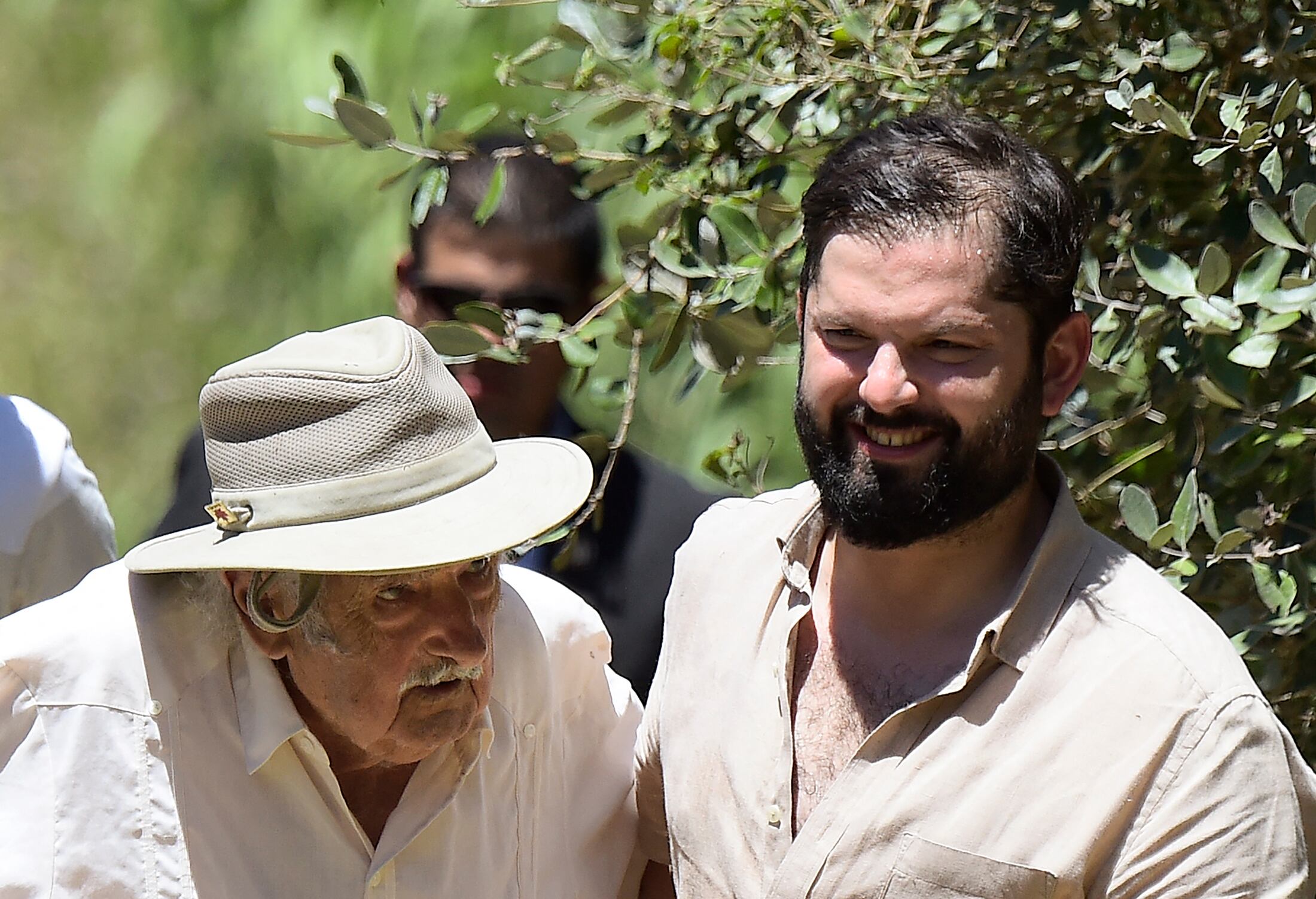 El presidente de Chile, Gabriel Boric (R), es recibido por el expresidente de Uruguay, José Mujica, en su casa de Montevideo el 3 de febrero de 2025. (Foto de Dante Fernández / AFP)